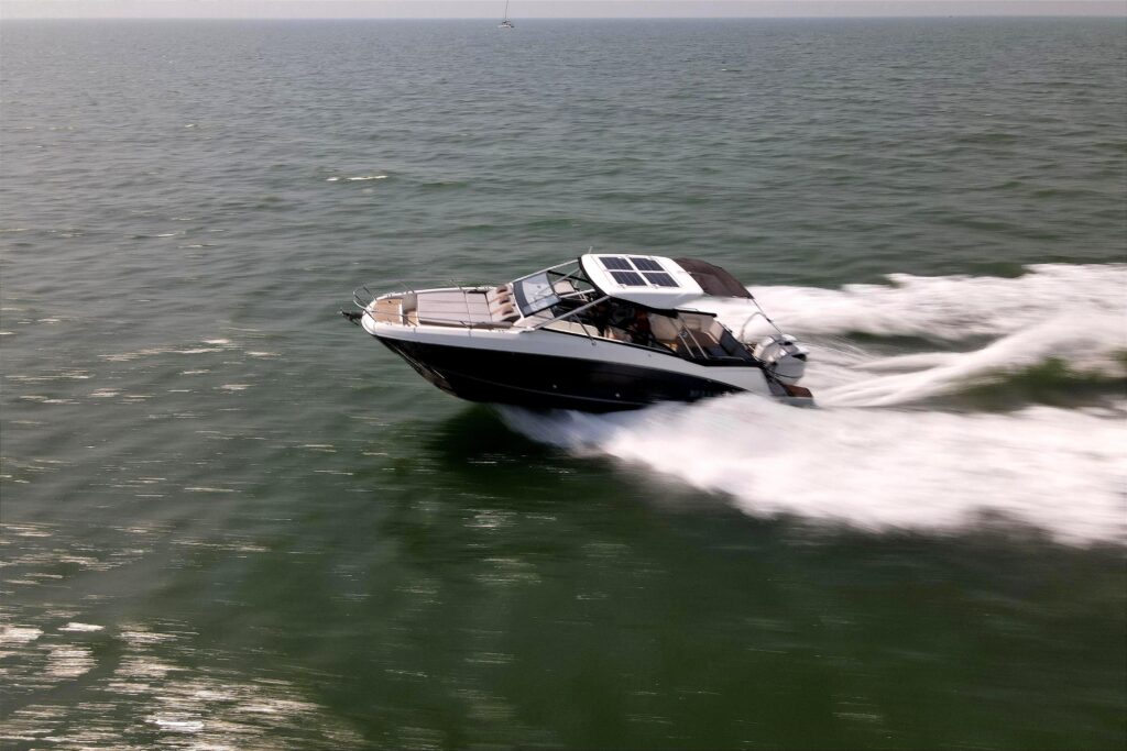 2021 Beneteau Flyer 10 speeding on open water